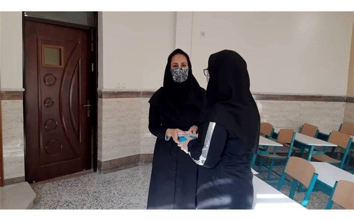 پویش نیکوکارانه  معلم  رودباری برای تهیه گوشی هوشمند مورد نیاز شاگردانش