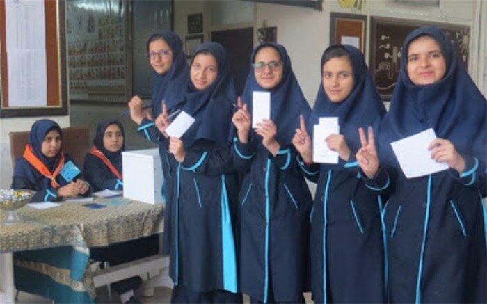 شورای دانش آموزی دبیرستان فرزانگان دوره اول رتبه اول استان را کسب کرد