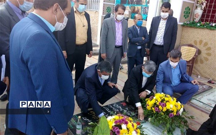 ادای احترام رئیس مرکز هماهنگی حوزه وزارتی آموزش و پرورش ‌‌به مقام شهید سپهبد حاج قاسم سلیمانی