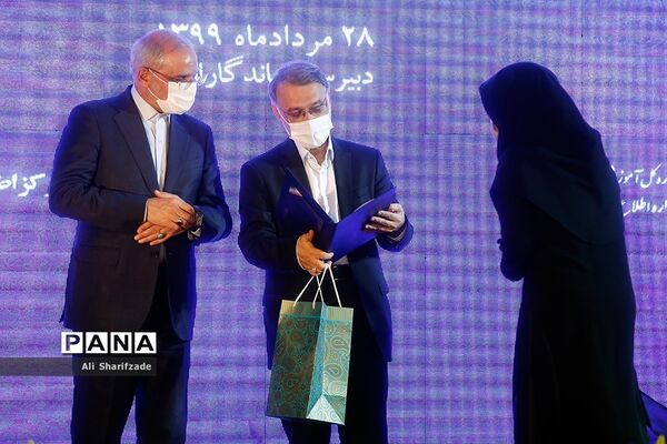 آیین تجلیل از معلمان و عوامل برنامه مدرسه تلویزیونی ایران