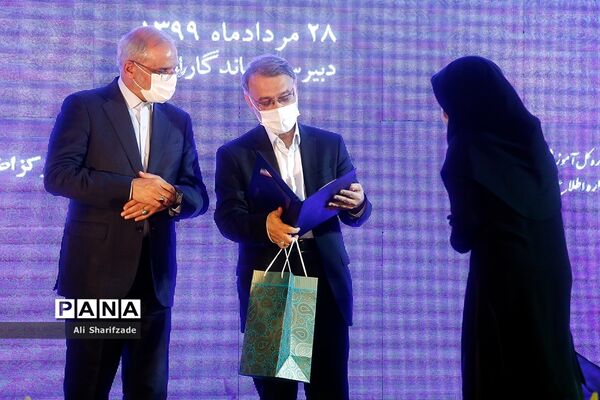آیین تجلیل از معلمان و عوامل برنامه مدرسه تلویزیونی ایران