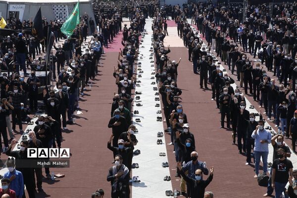 عزاداری ظهر عاشورای حسینی در میدان امام حسین (ع)