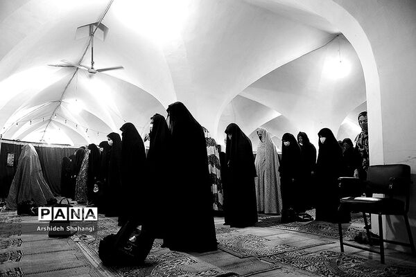 نماز ظهر عاشورا در مسجد امام اصفهان