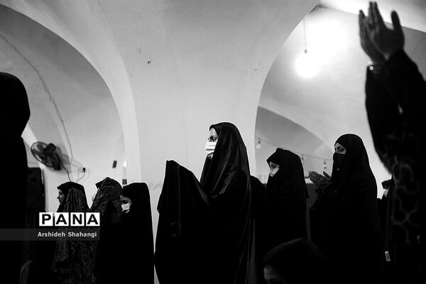 نماز ظهر عاشورا در مسجد امام اصفهان