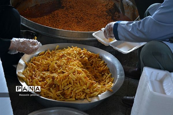 توزیع غذا تبرکی در شهرستان خوسف