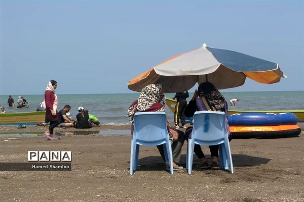 مسافران بی‌اعتنا به کرونا در ساحل بابلسر