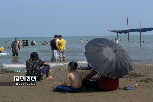 مسافران بی‌اعتنا به کرونا در ساحل بابلسر