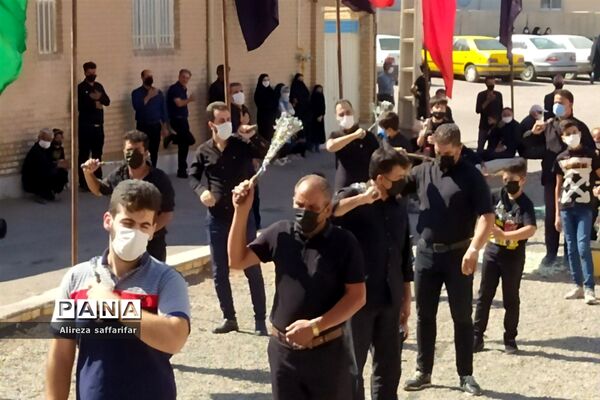 برافراشتن علم عزای حسین(ع)با رعایت پروتکل‌های بهداشتی در اردستان