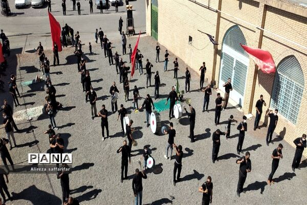 برافراشتن علم عزای حسین(ع)با رعایت پروتکل‌های بهداشتی در اردستان