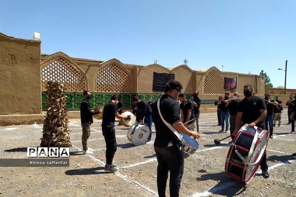 برافراشتن علم عزای حسین(ع)با رعایت پروتکل‌های بهداشتی در اردستان