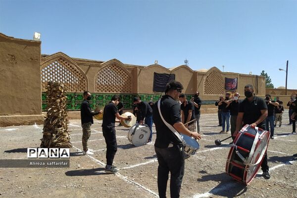 برافراشتن علم عزای حسین(ع)با رعایت پروتکل‌های بهداشتی در اردستان