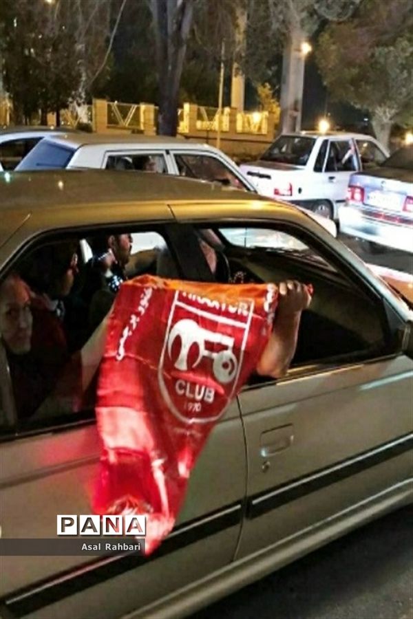 شادى  مردم در خیابان هاى تبریز بعد از قهرمانى تراکتور