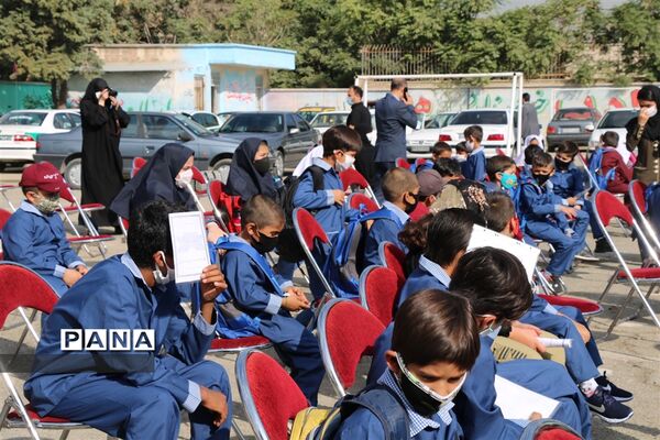 نواختن زنگ آغاز سال تحصیلی جدید
