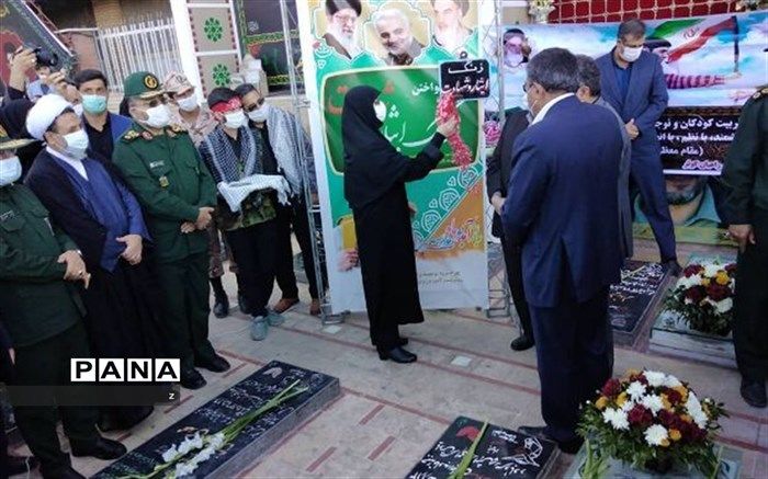 زنگ مهر "ایثار و شهادت" در جوار مرقد مطهر سپهبد شهید سلیمانی نواخته شد
