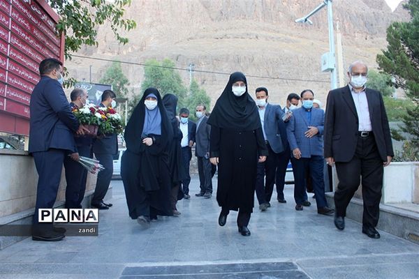 نواختن زنگ آغاز مدرسه