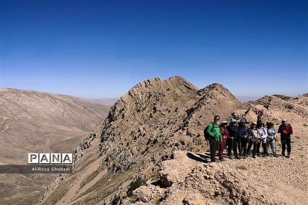 صعود به قله رُنج توسط فرهنگیان فارس