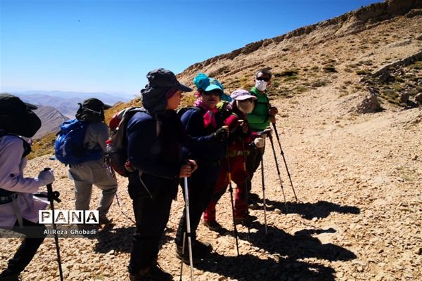 صعود به قله رُنج توسط فرهنگیان فارس