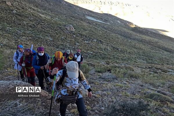 صعود به قله رُنج توسط فرهنگیان فارس