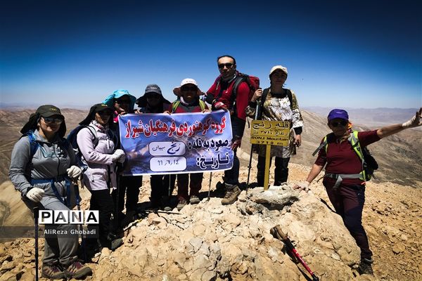 صعود به قله رُنج توسط فرهنگیان فارس