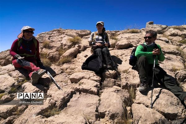 صعود به قله رُنج توسط فرهنگیان فارس