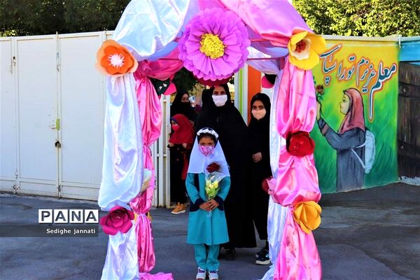 زنگ شکوفه ها در مدارس آباده