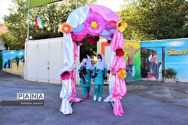 زنگ شکوفه ها در مدارس آباده