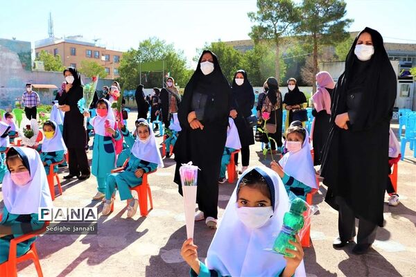 زنگ شکوفه ها در مدارس آباده