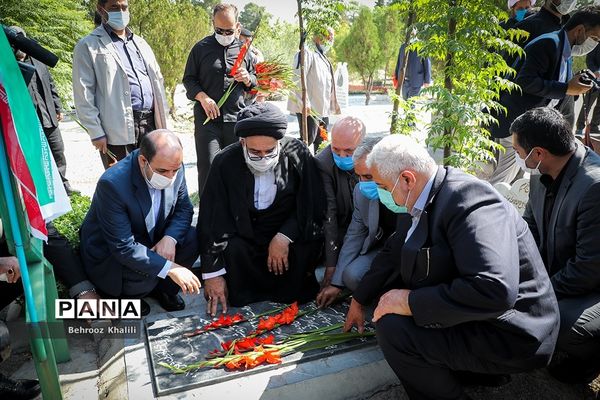 مراسم گلباران مزار شهدای هفدهم شهریور