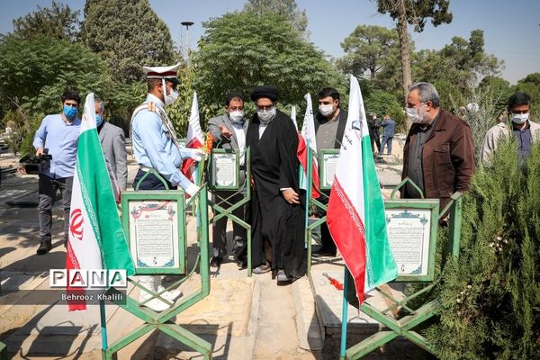 مراسم گلباران مزار شهدای هفدهم شهریور