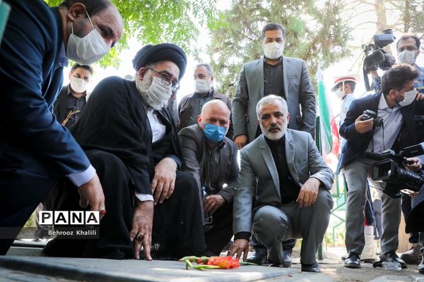 مراسم گلباران مزار شهدای هفدهم شهریور