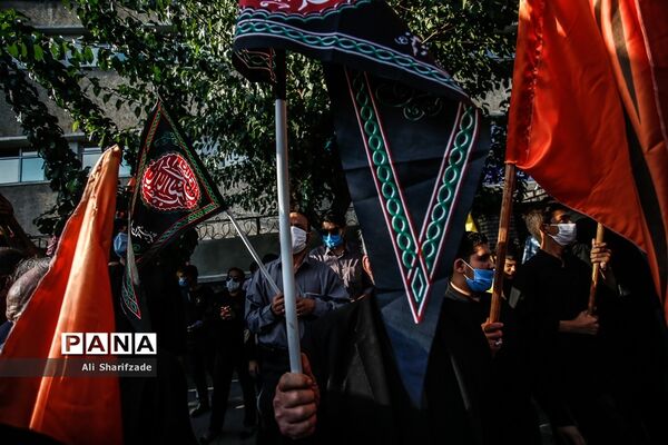 تجمع اعتراضی شهروندان تهرانی مقابل سفارت فرانسه