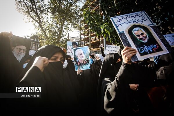 تجمع اعتراضی شهروندان تهرانی مقابل سفارت فرانسه