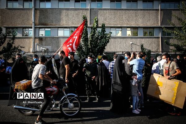 تجمع اعتراضی شهروندان تهرانی مقابل سفارت فرانسه