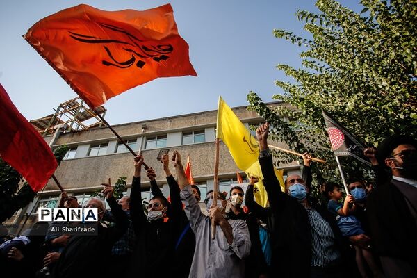تجمع اعتراضی شهروندان تهرانی مقابل سفارت فرانسه