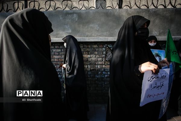 تجمع اعتراضی شهروندان تهرانی مقابل سفارت فرانسه