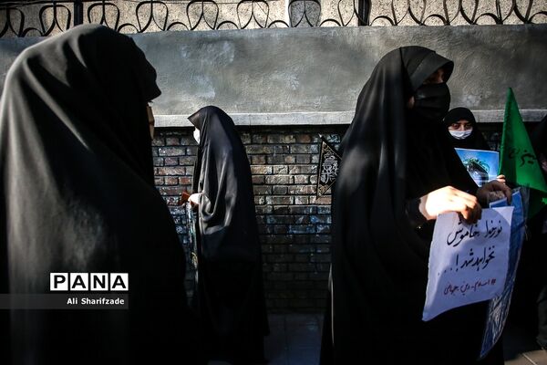 تجمع اعتراضی شهروندان تهرانی مقابل سفارت فرانسه