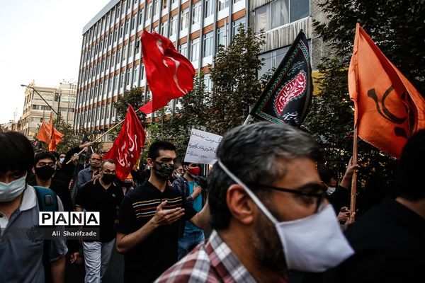 تجمع اعتراضی شهروندان تهرانی مقابل سفارت فرانسه