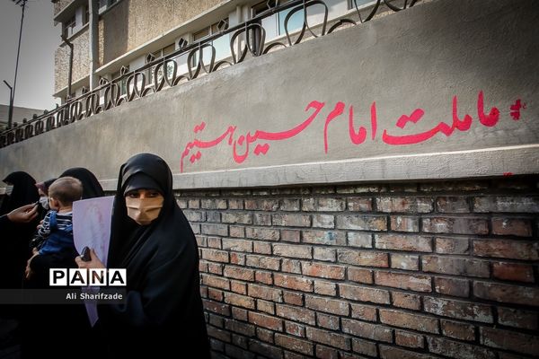 تجمع اعتراضی شهروندان تهرانی مقابل سفارت فرانسه