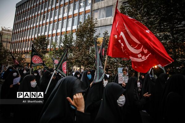 تجمع اعتراضی شهروندان تهرانی مقابل سفارت فرانسه