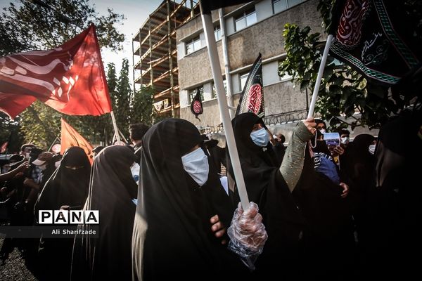 تجمع اعتراضی شهروندان تهرانی مقابل سفارت فرانسه