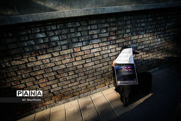 تجمع اعتراضی شهروندان تهرانی مقابل سفارت فرانسه