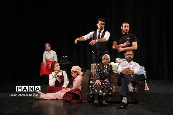 اجرای تئاتر «دوستان»