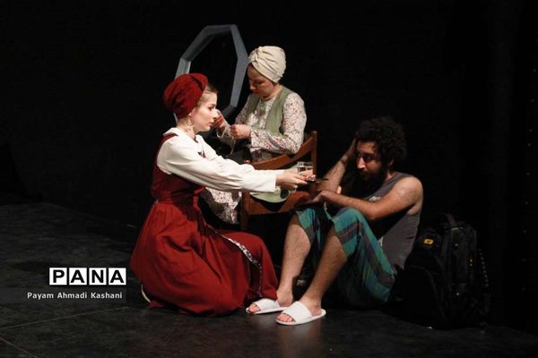 اجرای تئاتر «دوستان»