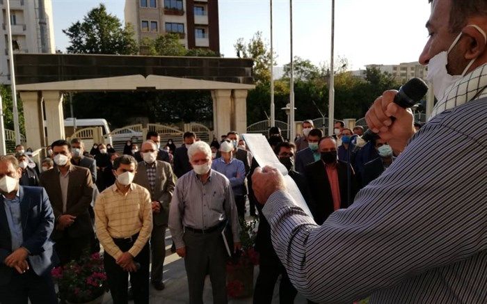 تجمع کارکنان اداره کل آموزش و پرورش فارس در اعتراض به اهانت نشریه فرانسوی به پیامبر اسلام(ص)