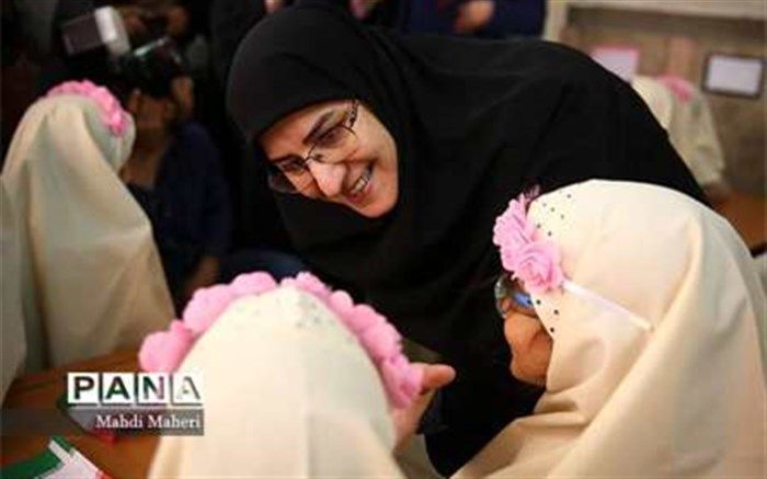 حکیم زاده: نداشتن تبلت اصلا به این معنا نیست که آموزش بچه ها قطع می شود