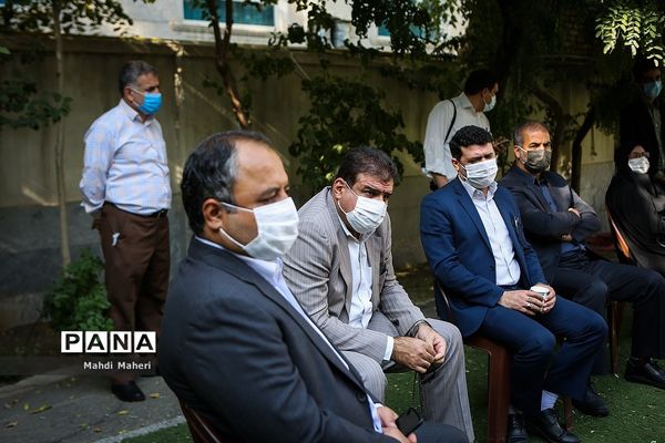 بازدید رئیس سازمان نوسازی مدارس کشور از مدرسه روحی شاد منطقه12