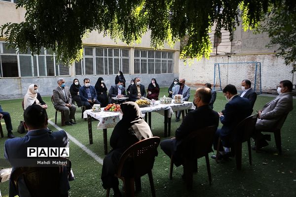 بازدید رئیس سازمان نوسازی مدارس کشور از مدرسه روحی شاد منطقه12