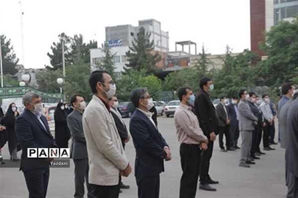 ادای احترام همکاران اداره‌کل آموزش و پرورش خراسان شمالی به مقام شامخ شهدا