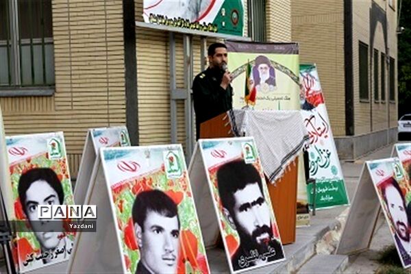 ادای احترام همکاران اداره‌کل آموزش و پرورش خراسان شمالی به مقام شامخ شهدا