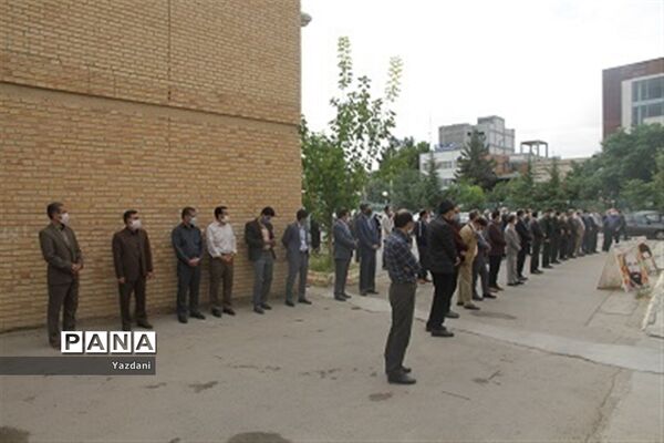 ادای احترام همکاران اداره‌کل آموزش و پرورش خراسان شمالی به مقام شامخ شهدا